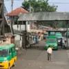Penumpang berjalan menuju angkutan kota (angkot) di Terminal Cicaheum, Jalan Ahmad Yani, Kota Bandung, Kamis (