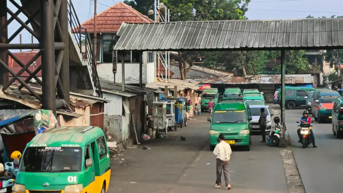 Farhan Pastikan Angkot Tak Akan Dihapus, Disiapkan Jadi Feeder Transportasi BRT Penumpang berjalan menuju angkutan kota (angkot) di Terminal Cicaheum, Jalan Ahmad Yani, Kota Bandung, Kamis (
