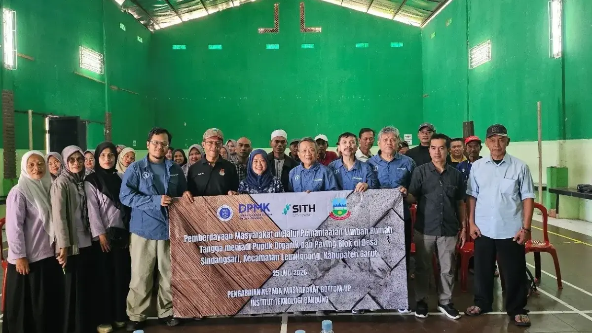 SITH ITB Ubah Limbah Rumah Tangga Jadi Pupuk dan Paving Blok di Desa Sindangsari limbah rumah tangga