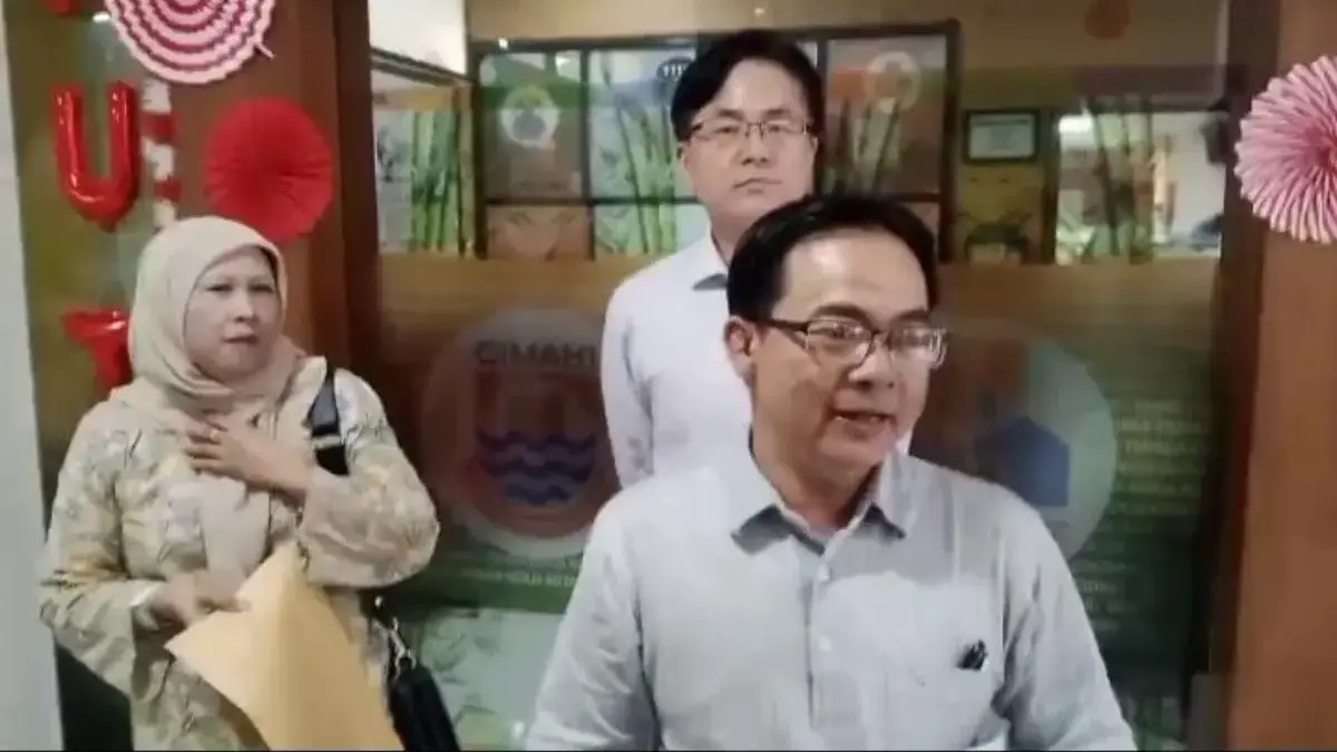 Manager Marketing PT Nam-Nam, Sandi, saat memberikan klarifikasi usai dipanggil Disnaker Kota Cimahi terkait p