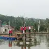 Upacara peringatan HUT Proklamasi RI ke 81 digelar di atas danau buatan di Objek Wisata Edukasi Lembur Galuh,