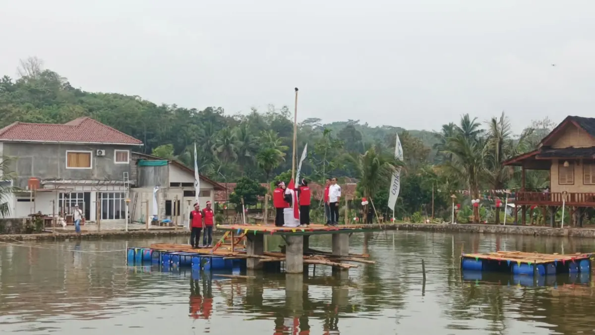 Upacara peringatan HUT Proklamasi RI ke 81 digelar di atas danau buatan di Objek Wisata Edukasi Lembur Galuh,