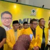Ketua DPD Partai Golkar Jawa Barat, Daniel Muttaqin (tengah), didampingi Dadan Supardan politisi Golkar KBB (k