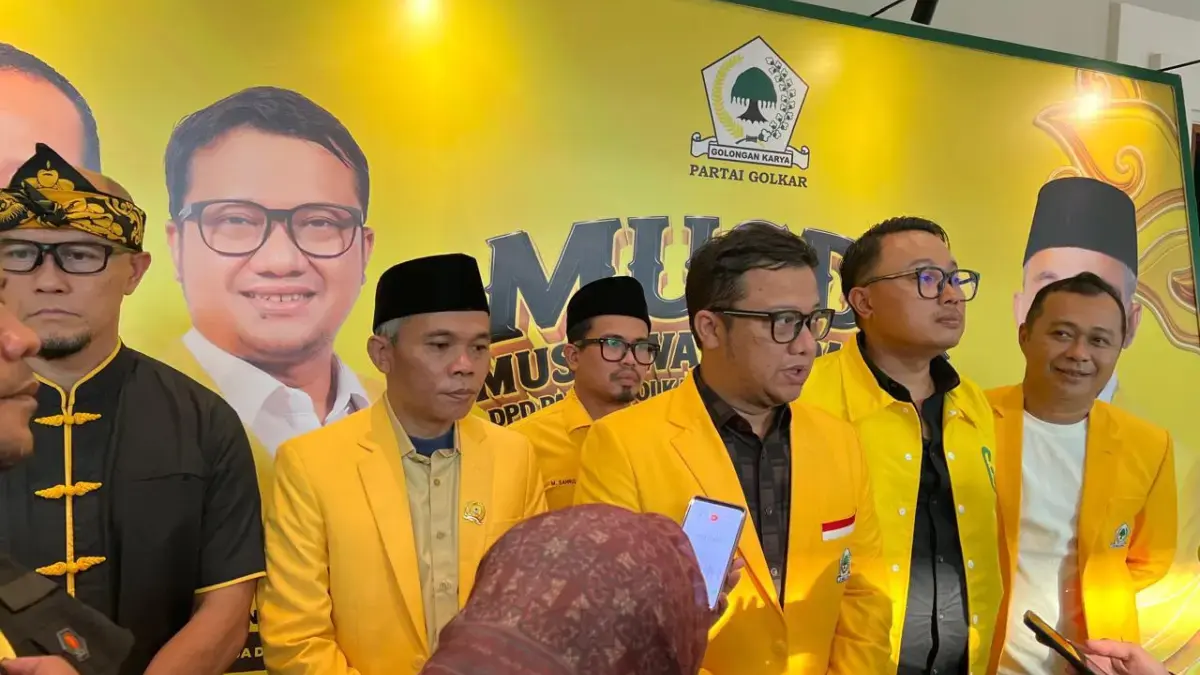 Usai Musda Kota Bogor dan KBB, Golkar Jabar Bidik Penguatan Organisasi di Seluruh Daerah Ketua DPD Partai Golkar Jawa Barat, Daniel Muttaqin (tengah), didampingi Dadan Supardan politisi Golkar KBB (k