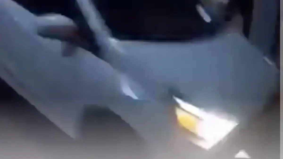 Viral Mobil Berwarna Putih Terobos Palang Parkir di Bandung, Polisi Selidiki Penyebabnya Ist. Tangkap layar viral sebuah mobil nekat tabrak Palang Parkir di kawasan Margahayu, Kota Bandung.