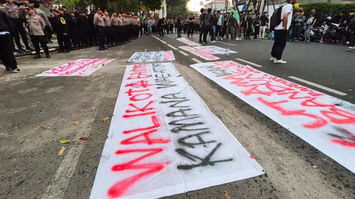 Ilustrasi: Aksi demonstrasi menuntut perbaikan fasilitas publik di Kota Bandung. Foto: Dimas Rachmatsyah / Jab
