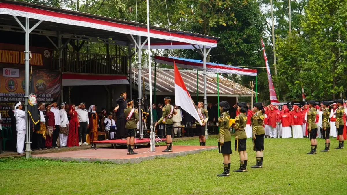 Budayawan dan Para Raja Sunda Gelar Upacara HUT ke-81 RI di Kaki Gunung Galunggung Budayawan dan Para Raja Sunda Gelar Upacara HUT ke-81 RI di Kaki Gunung Galunggung