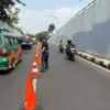 Petugas Dishub saat Sedang Mengatur Kemacetan yang melanda sejumlah ruas Kota Cimahi akibat proyek Underpass G