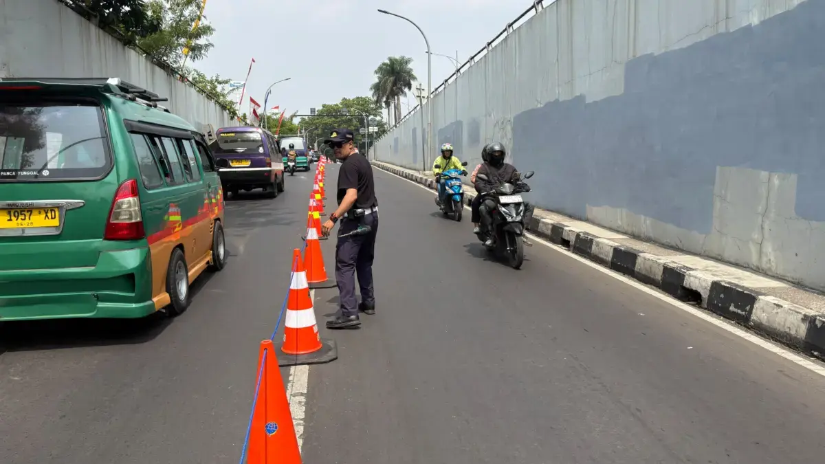 Petugas Dishub saat Sedang Mengatur Kemacetan yang melanda sejumlah ruas Kota Cimahi akibat proyek Underpass G