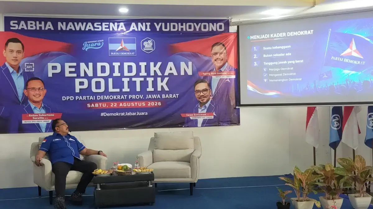 Pendidikan Politik Anak Ranting, Partai Demokrat Siapkan Kader Hadapi Dinamika Politik Ketua DPC Partai Demokrat Kota Cimahi, Agung Budi Santoso (ABS), memberikan materi dalam kegiat