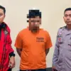 Seorang pria berinisial YM (20) diamankan polisi setelah diduga membawa senjata tajam jenis golok dan menghala