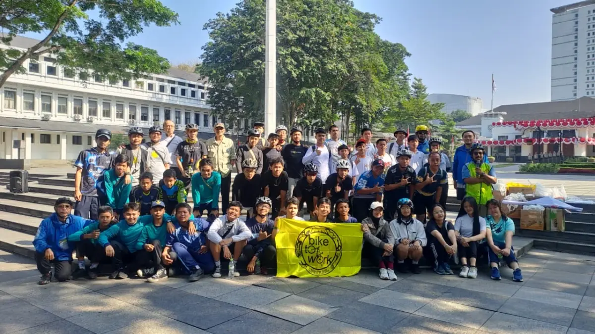 Komunitas Bike to Work Deklarasikan Nyapeda Nyakola, Dorong Jalur Sepeda Aman untuk Pelajar di Bandung Komunitas Bike to Work Deklarasikan Nyapeda Nyakola, Dorong Jalur Sepeda Aman untuk Pelajar di Bandung