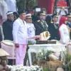 Gubernur Jawa Barat Dedi Mulyadi menjadi inspektur upacara peringatan HUT Ke-81 RI di Gedung Sate, Kota Bandun