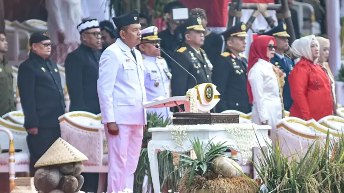 Gubernur Jawa Barat Dedi Mulyadi menjadi inspektur upacara peringatan HUT Ke-81 RI di Gedung Sate, Kota Bandun