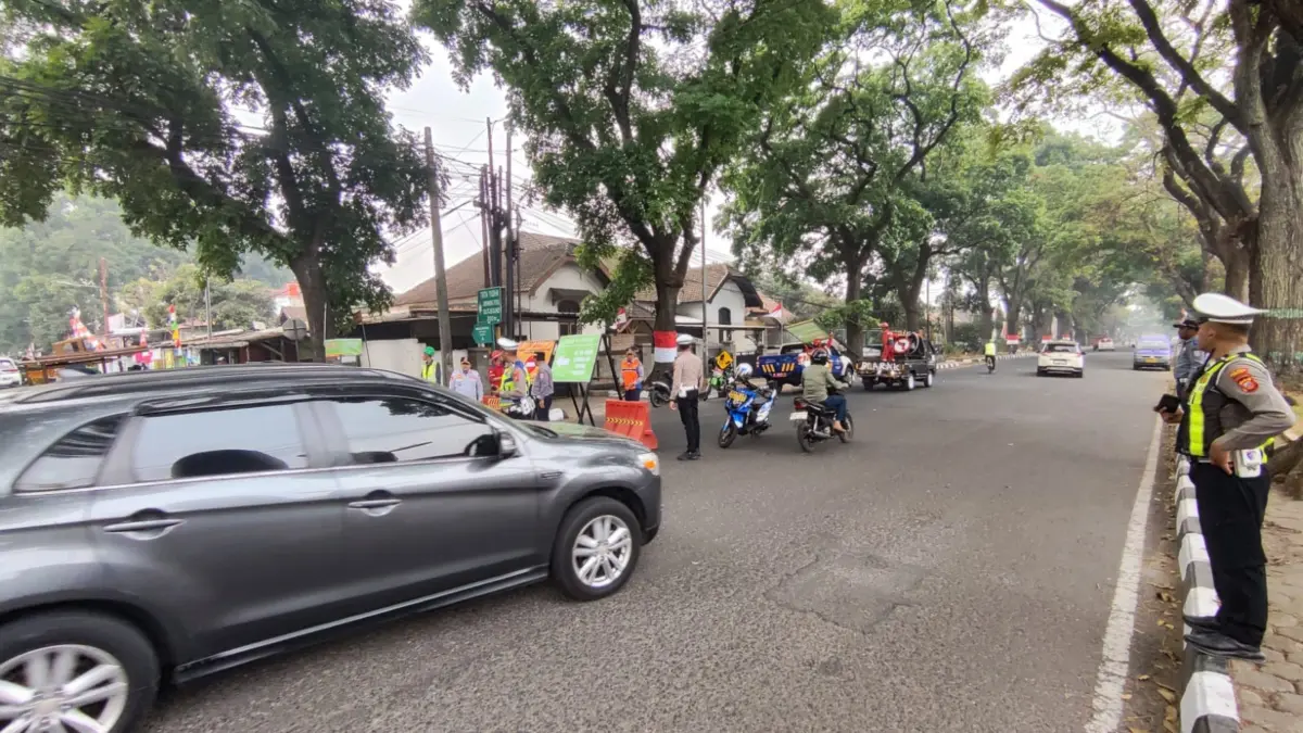 Rekayasa Lalu Lintas Cimahi Mulai Picu Kepadatan, Dishub Cimahi Kerahkan 100 Personel Rekayasa lalu lintas di Cimahi memicu kepadatan di sejumlah ruas jalan. Dishub menyiagakan 100 personel dan