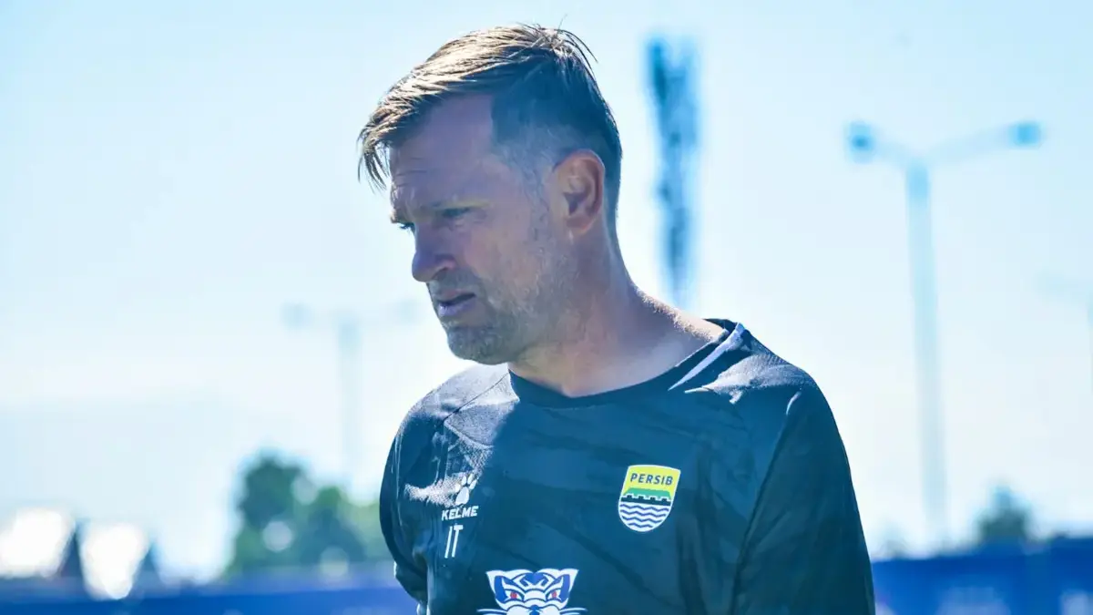 Satu Langkah Menuju Asia: Persib Siapkan Formula Terbaik Hadapi Manila Pelatih Persib Bandung Igor Tolic saat melatih skuad Maung Bandung belum lama ini. Foto: Dimas Rachmatsyah / J