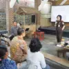 Kepala Kejaksaan Negeri Cimahi, Neneng Rahmadini bersama Tim PAKEM berdialog dengan sesepuh, tokoh adat, dan