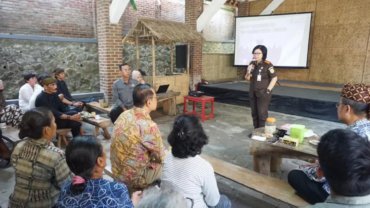 Kepala Kejaksaan Negeri Cimahi, Neneng Rahmadini bersama Tim PAKEM berdialog dengan sesepuh, tokoh adat, dan