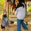 Korban saat bermain di halaman rumah di Kampung Gintung, Desa Cibenda, Kecamatan Cipongkor ditemani Rika, sang