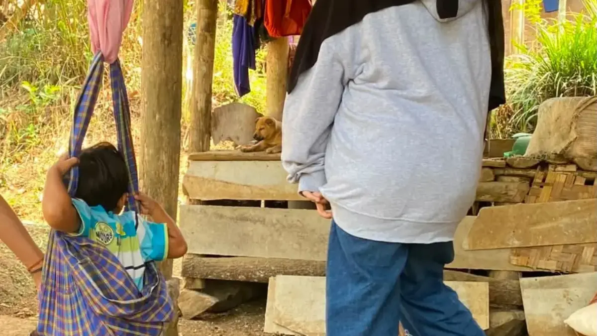 Korban saat bermain di halaman rumah di Kampung Gintung, Desa Cibenda, Kecamatan Cipongkor ditemani Rika, sang