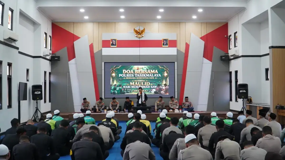 Anggota Polres dan Komunitas Ojol Satu Majlis dalam peringatan Maulid