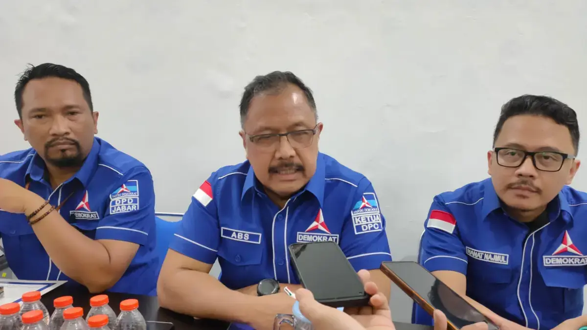 Tak Cuma Politik, Partai Demokrat Bekali Kader Anak Ranting dengan Pengetahuan Hukum Ketua DPC Partai Demokrat Kota Cimahi Agung Budi Santoso memberikan keterangan kepada awak media di sela Pendi