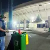 LARUT : Petugas kebersihan bekerja setelah pertandingan Piala Presiden di Stadion Si Jalak Harupat, Jumat (31/