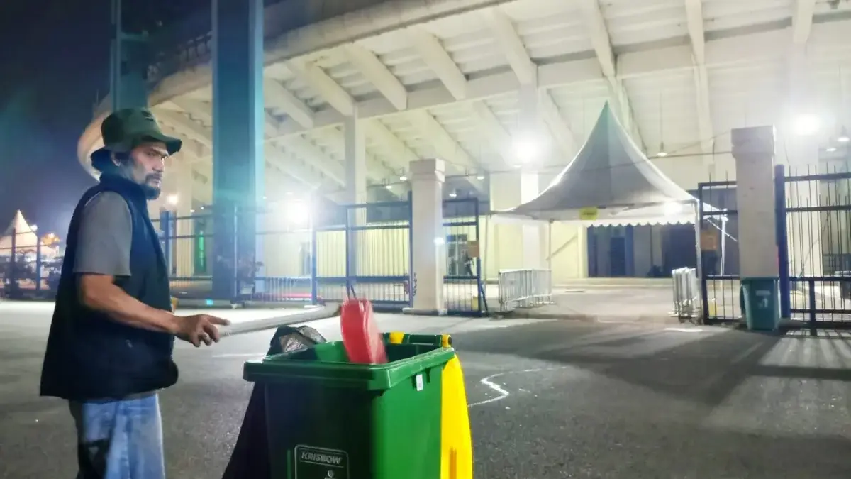 Penjaga Kebersihan Stadion di Balik Gemerlap Piala Presiden LARUT : Petugas kebersihan bekerja setelah pertandingan Piala Presiden di Stadion Si Jalak Harupat, Jumat (31/