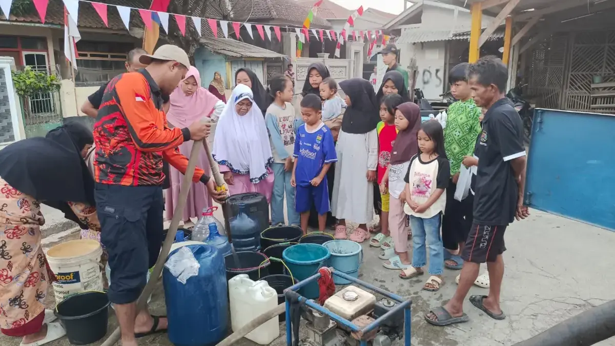 Kemarau Makin Mengering, Petugas Kembali Salurkan 12.000 Liter Air Bersih ke Dua Desa di Tasikmalaya Petugas kembali salurkan air bersih di dua desa