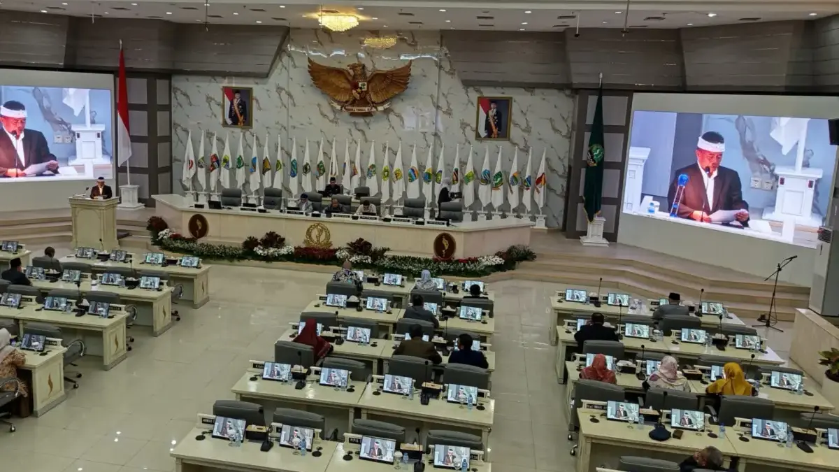 Sekda Jabar Herman Suryatman menyampaikan nota pengantar Raperda pembentukan Holding BUMD PT Sanggabuana.