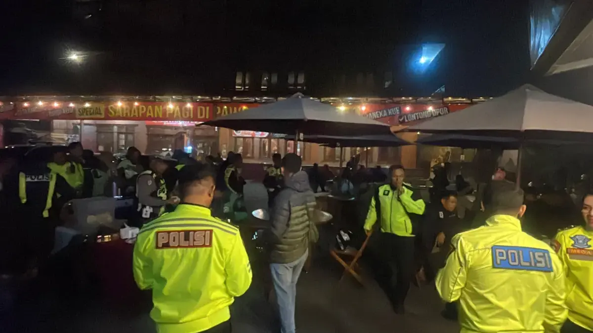 Patroli Humanis Cegah Begal, Satlantas Polresta Bandung Berbagi Makanan Gratis dan Edukasi Pengendara