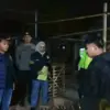 Tim gabungan saat mengamankan puluhan botol miras siap edar dalam pelaksanaan razia di Kabupaten Ciamis, Sabtu