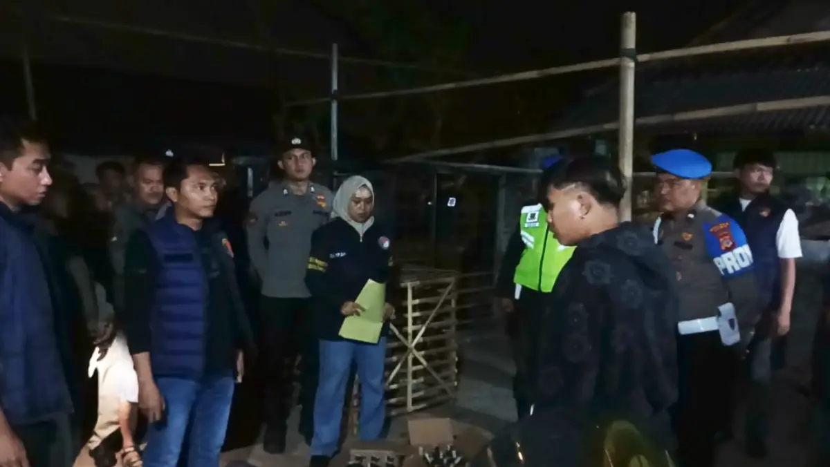 Razia Malam di Ciamis, Polisi Amankan 3 Orang dan Puluhan Botol Miras Tim gabungan saat mengamankan puluhan botol miras siap edar dalam pelaksanaan razia di Kabupaten Ciamis, Sabtu