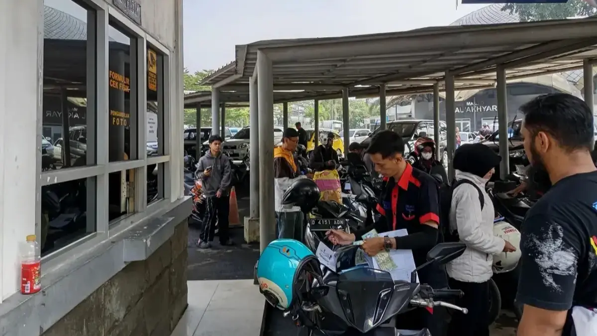 Ilustrasi pembayaran pajak kendaraan bermotor. (Son)