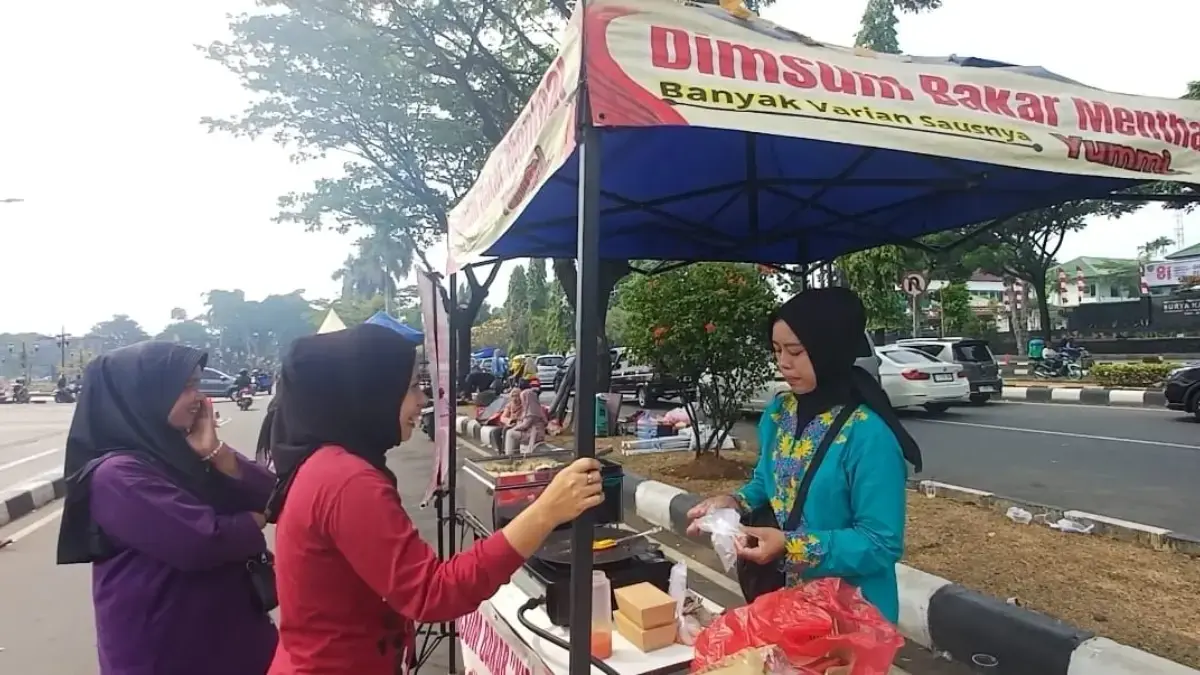 Pedagang CFD Tegar Beriman Kompak Berkebaya dan Berpangsi, Bupati Bogor: Saatnya Kembalikan Marwah Orang Sunda Suasana Car Free Day (CFD) Tegar Beriman, Kabupaten Bogor, pada Minggu (2/8) tampak berbeda dari biasanya