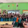 Ajak Anak Hindari Minuman Berwarna, Mahasiswa KKN UBK Edukasi Siswa SDN Cibogo Lewat Program \