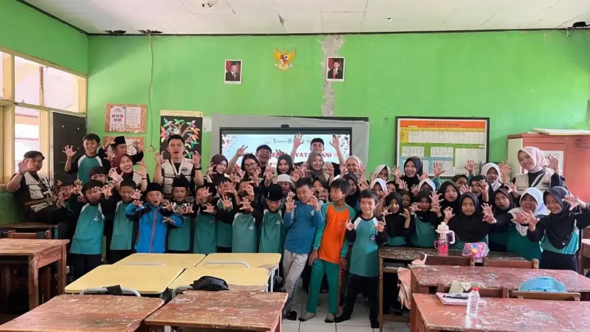 Ajak Anak Hindari Minuman Berwarna, Mahasiswa KKN UBK Edukasi Siswa SDN Cibogo Lewat Program \