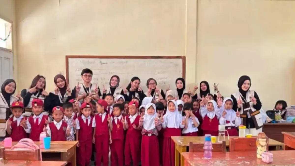 Mahasiswa KKN UBK Gelar Edukasi PHBS dan Praktik Sikat Gigi Bersama Siswa Kelas I SDN Cibogo