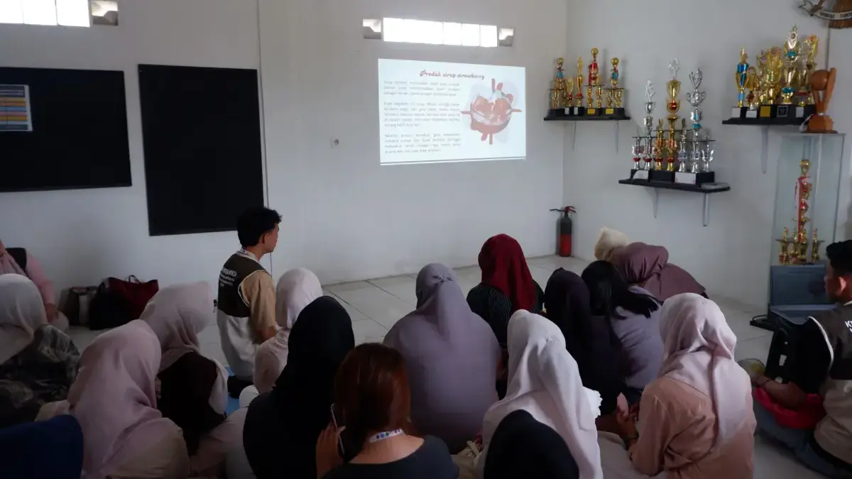 SIBERRY: Inovasi Sirup Stroberi dari Dusun 3 Alamendah untuk Tingkatkan Nilai Produk Pertanian Lokal