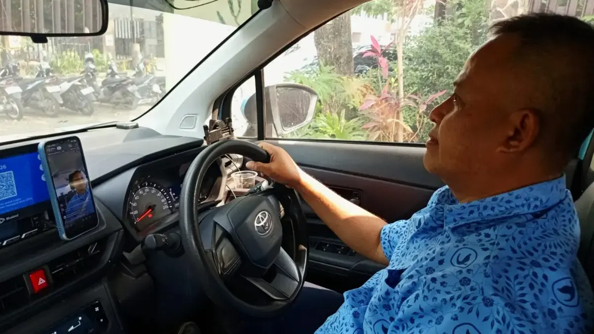 Seragam Biru yang Mengubah Jalan Pulang Adi