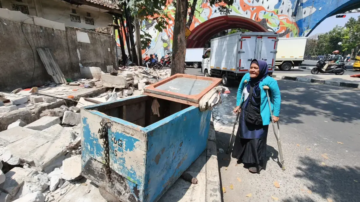 150 PKL Kiaracondong Ditertibkan, Pemprov Jabar Siapkan 800 Kios untuk Pedagang Pedagang kaki lima (PKL) berjalan di samping sisa pembongkaran lapak miliknya usai penertiban di Jalan Ibrahim