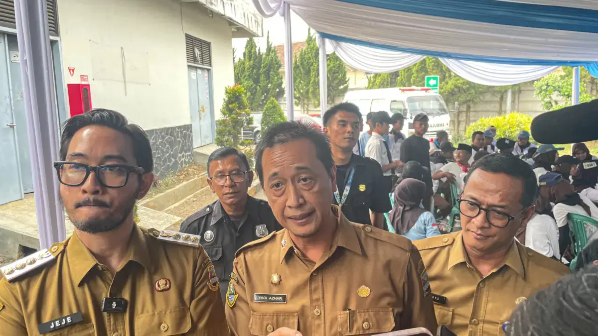 Buntut Video Viral IYP, Inspektorat KBB Dalami Pernyataan 1 Persen Bupati Bandung Barat, Jeje Ritchie Ismail (kiri), Kepala Inspektorat KBB, Yadi Azhar (tengah) saat ditemui di