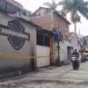Suasana depan bangunan kontrakan yang diduga jadi tempat penyekapan dan penyiksaan terhadap korban yang berini