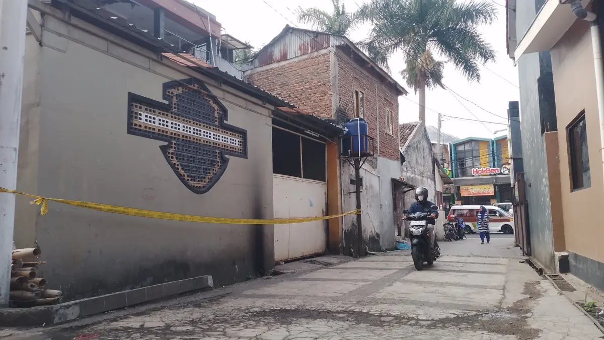 Suasana depan bangunan kontrakan yang diduga jadi tempat penyekapan dan penyiksaan terhadap korban yang berini