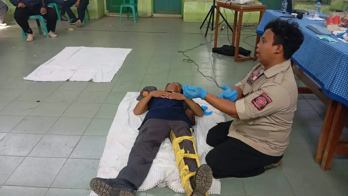 FK Tagana Tasikmalaya Perkuat Kesiapsiagaan Warga, Kerahkan 20 Personel Bersihkan DAS Cikunten FK Tagana