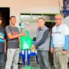 Ketua IJTI Galuh Raya Yosep Trisna (dua kanan) memberikan bingkisan kepada salah satu warga dalam rangka IJTI
