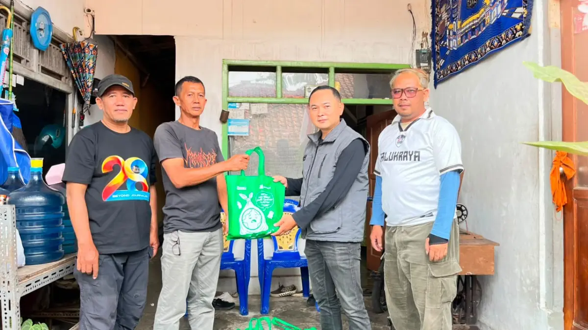 Ketua IJTI Galuh Raya Yosep Trisna (dua kanan) memberikan bingkisan kepada salah satu warga dalam rangka IJTI