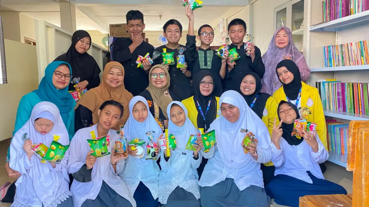 Tim Mahasiswa PKM-PM Universitas Bhakti Kencana Hadirkan Inovasi Board Game SociaGo di SLB C Karya Bhakti.