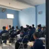 Kegiatan rutin membaca al qur\'an di ruangan kelas siswa SD Plus Al-Fatwa. (sumber: Padya/Jabar Ekspres)