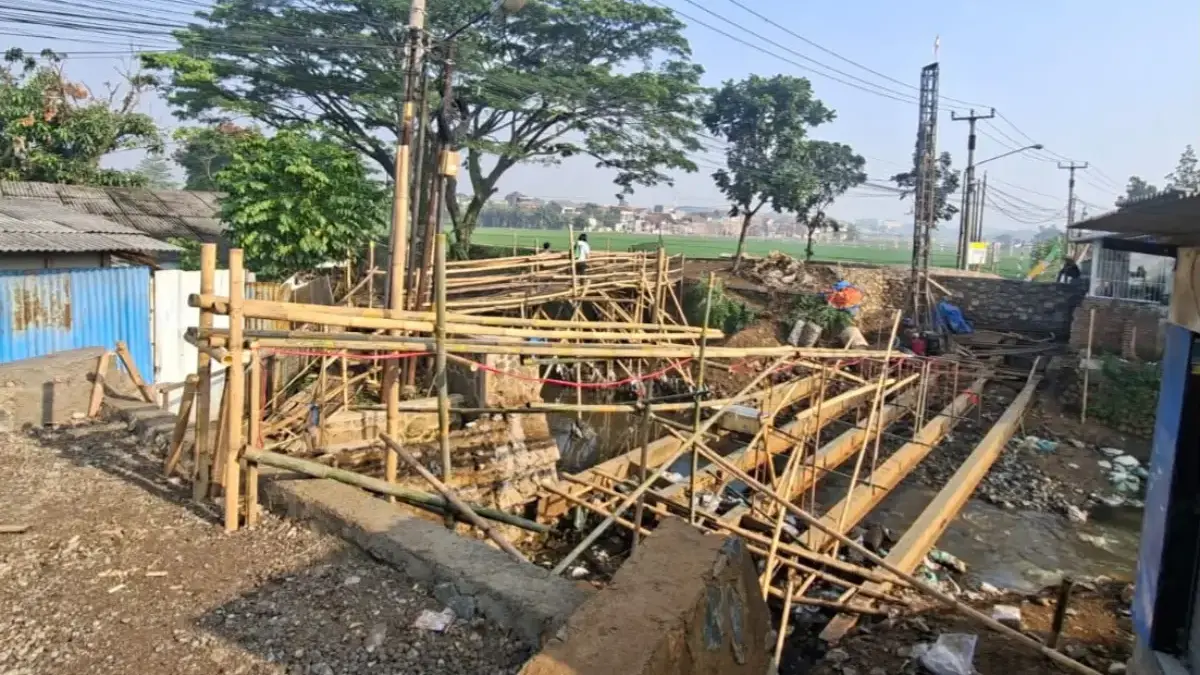 Pemerintah Kabupaten (Pemkab) Bandung terus melakukan perbaikan infrastruktur jembatan di wilayah Kecamatan Da